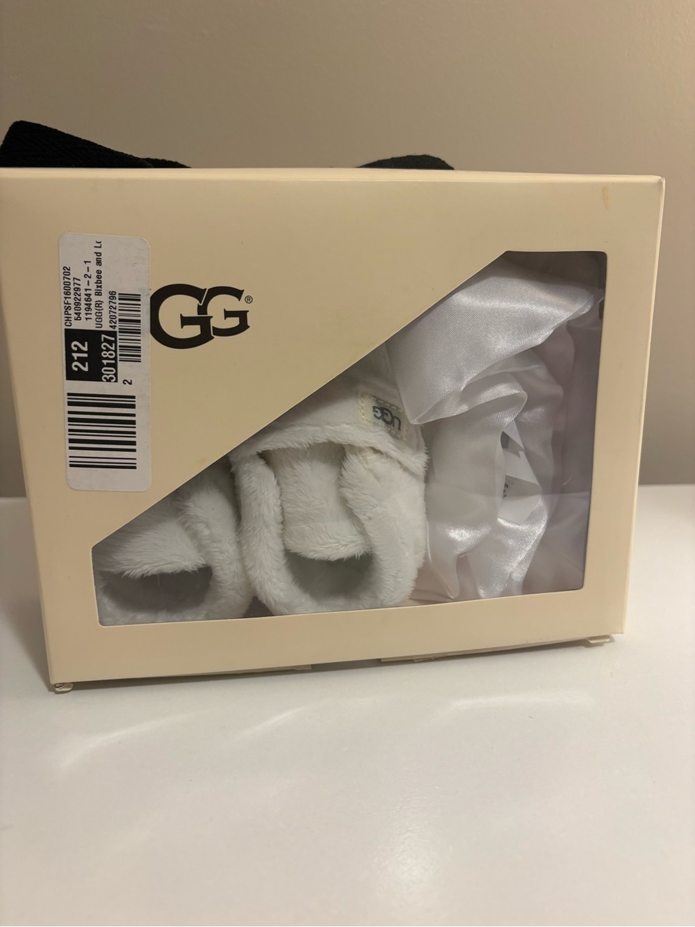 White baby Uggs 12-18 Month New Never Worn